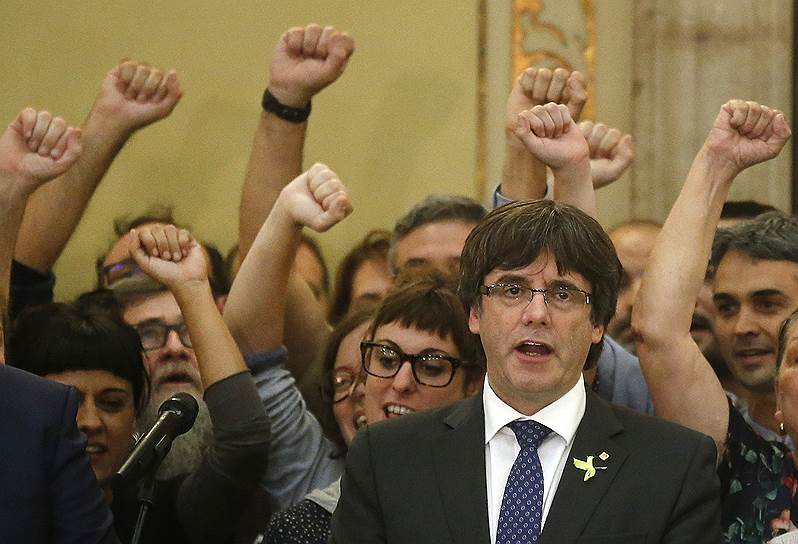 Соратники каталонского лидера Карлеса Пучдемона (на переднем плане) дружно поддержали резолюцию о независимости — но Мадрид так и не убедили