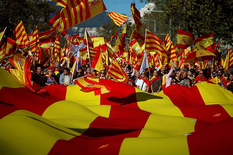 Выйдя на улицы Барселоны, сторонники единой Испании были полны решимости доказать, что Карлес Пучдемон представляет не всю Каталонию