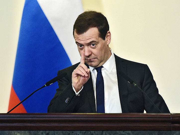 Дмитрий Медведев обратил внимание на тему госзакупок инновационных препаратов, поручив ведомствам обдумать возможность введения прямых контрактов на их поставку