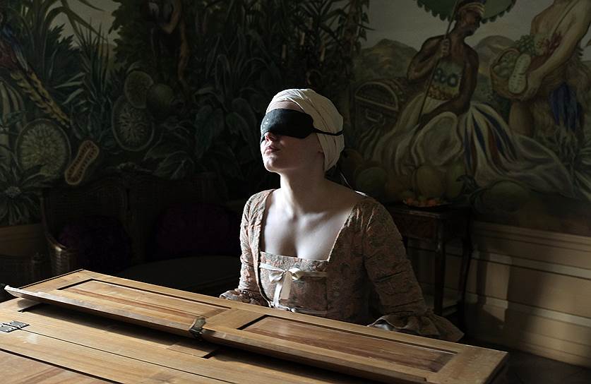 Тщеславие, ослепившее родителей героини фильма «Мадемуазель Парадис», довело ее до физической слепоты