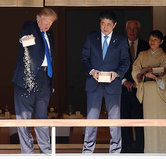 Президент Дональд Трамп во время визита в Токио (на фото кормит карпов) подпитал надежды японских партнеров на получение от США надежных средств противоракетной обороны