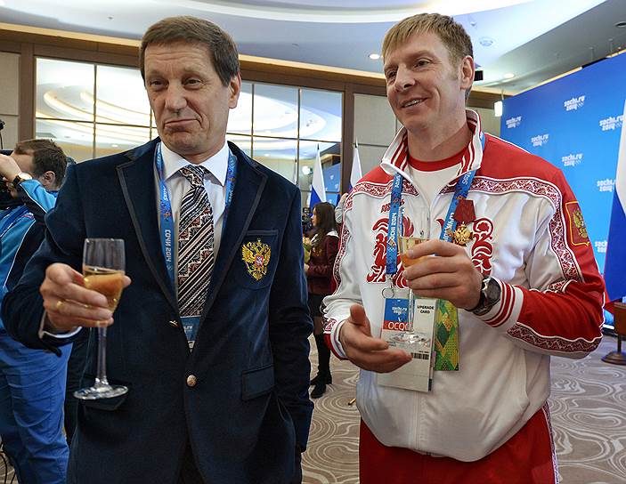 Президент ОКР Александр Жуков (слева) заявил, что сборная России на Олимпиаде в Пхёнчхане под нейтральным флагом выступать не будет (справа — двукратный чемпион Сочи-2014 бобслеист Александр Зубков)