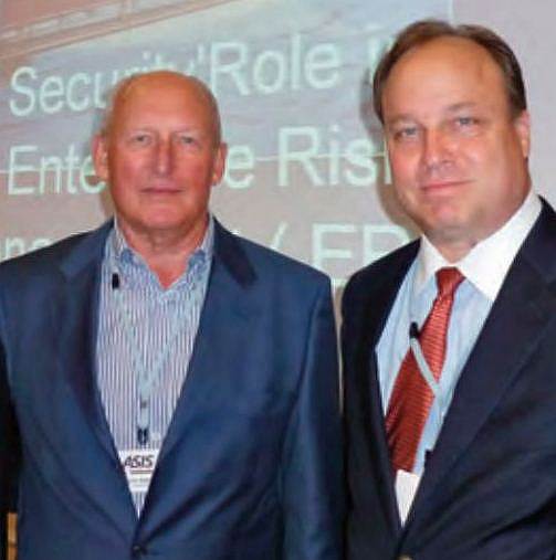 У Виктора Буданова (слева) были традиционно хорошие отношения с представителями американского охранного бизнеса (на фото — Джефф Спивей, экс-президент Американского сообщества по промышленной безопасности, ASIS)