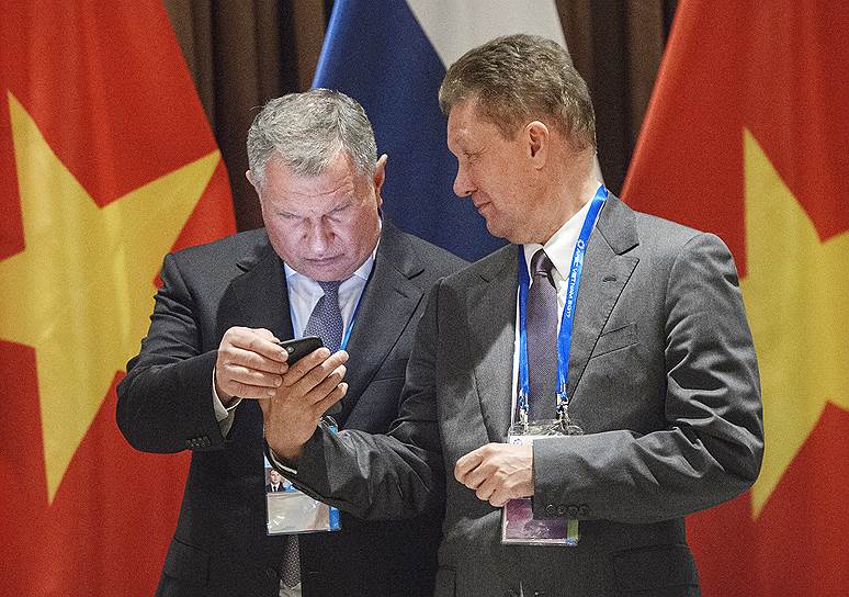 Игорь Сечин и Алексей Миллер, встретившись, получили из рук министра энергетики Александра Новака телефон с видео, которое вдохновило их