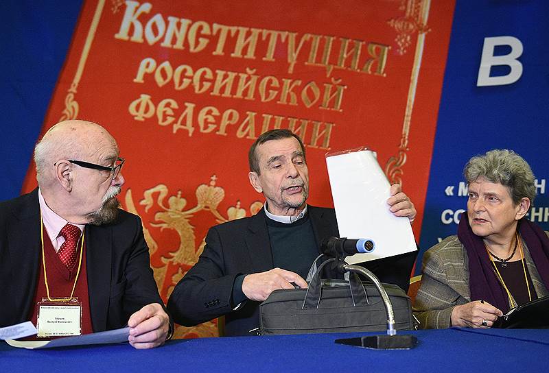 Правозащитники Валерий Борщев (слева), Лев Пономарев и Светлана Ганнушкина в совместном заявлении призвали к соблюдению норм Конституции в РФ