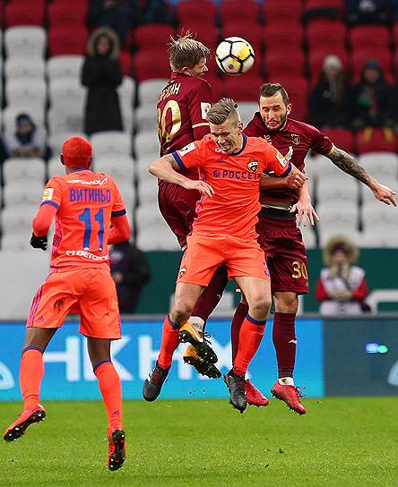 Опорный полузащитник ЦСКА Понтус Вернблум (в центре) снова проявил себя в роли нападающего и забил гол в матче с «Рубином»