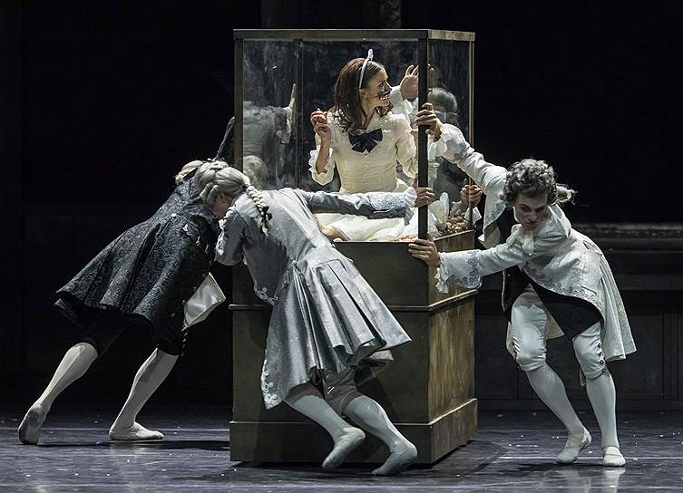 Введя в спектакль эпоху рококо и сказку о принцессе Пирлипат, хореограф Шпук придал сюжету новый поворот