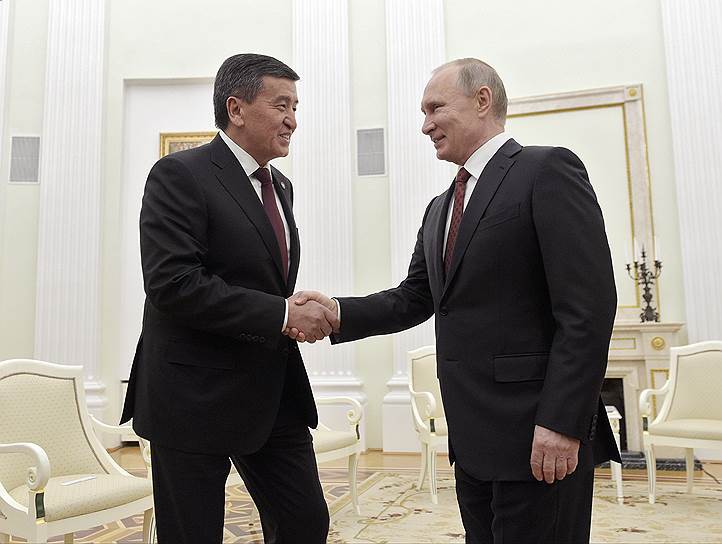 Президент Киргизии Сооронбай Жээнбеков (слева) и президент России Владимир Путин