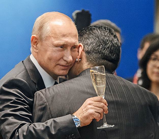 Президент России Владимир Путин (слева) и аргентинский футболист Диего Марадона (справа) 