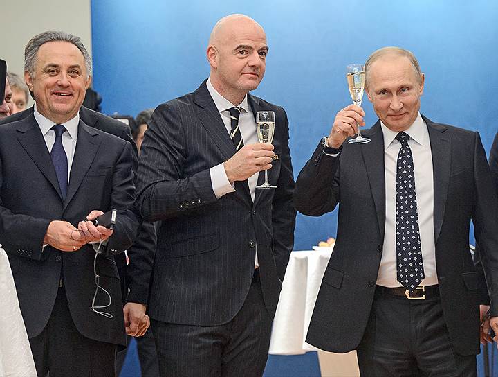 Заместитель председателя правительства России Виталий Мутко (слева), президент Международной федерации футбола (ФИФА) Джанни Инфантино (в центре) и президент России Владимир Путин (справа) 