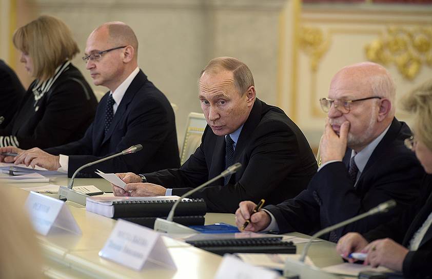 Президент России Владимир Путин (в центре) во время встречи с членами СПЧ в Кремле