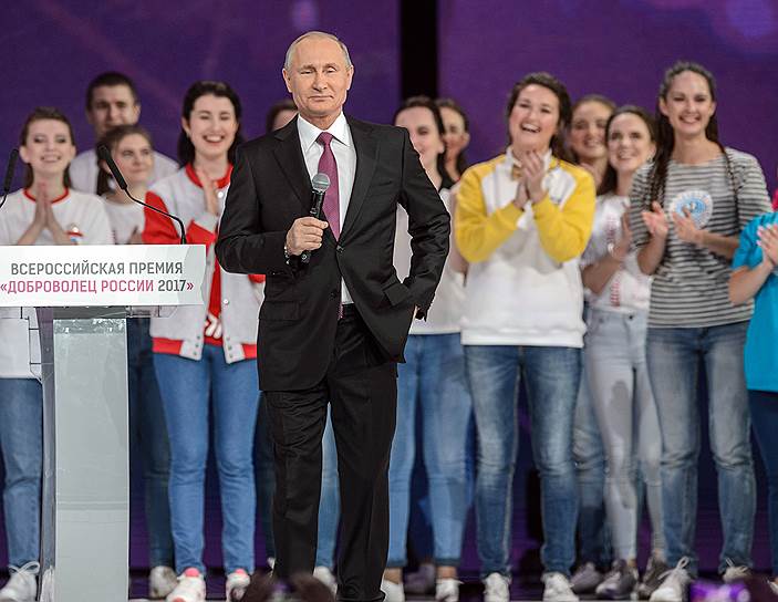 Владимир Путин шел к краю сцены как на выборы
