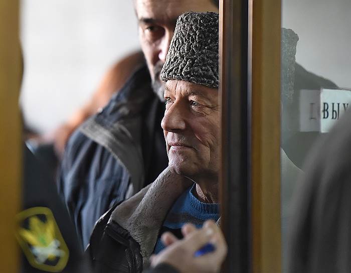 Ахтем Чийгоз (на фото) и Ильми Умеров хотят вернуться в Крым, но для этого им нужен президентский указ о помиловании