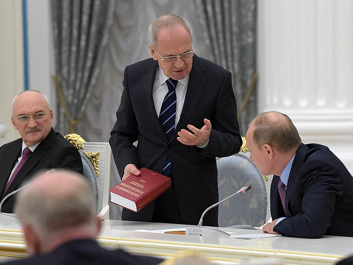Владимир Путин поблагодарил Валерия Зорькина (в центре) за бережное отношение к Конституции 