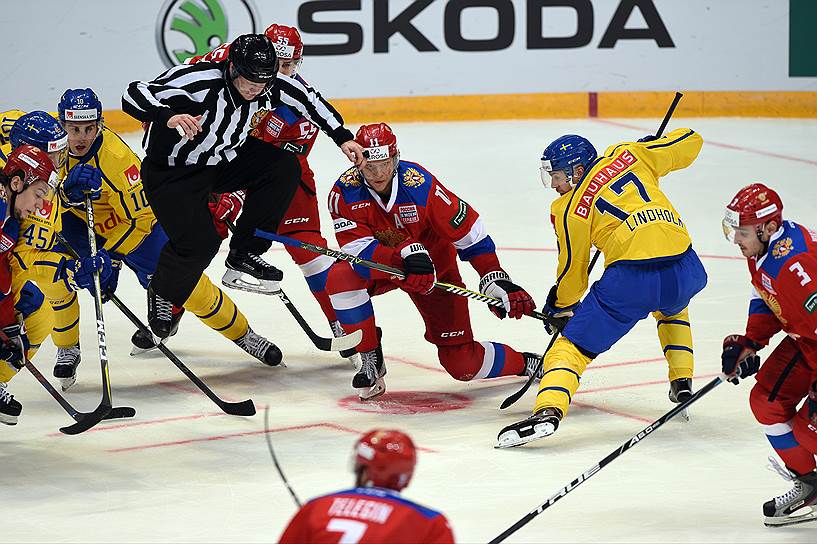 	В матче против шведов сборная России (в красной форме) продемонстрировала зрелищный хоккей и порадовала болельщиков победой