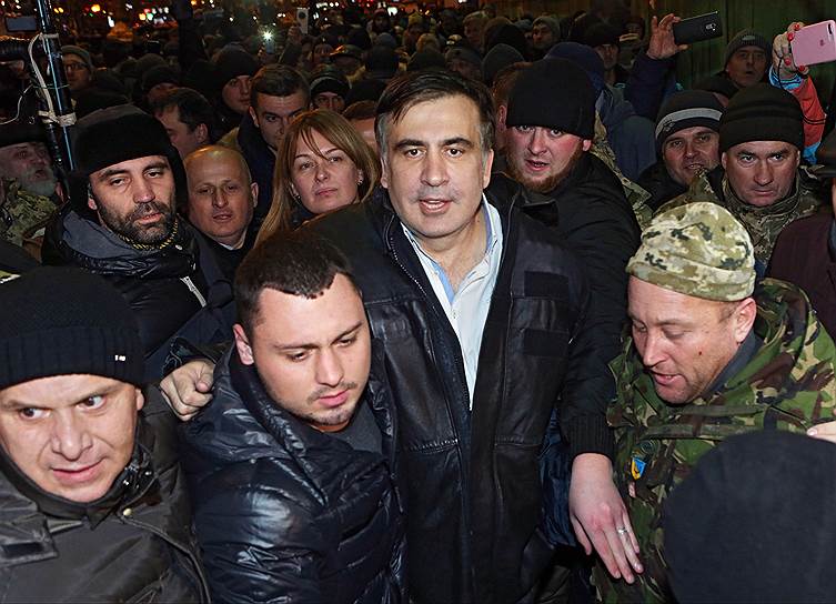 Михаил Саакашвили не сомневается в том, что у него по-прежнему много сторонников как на Украине (на фото: у здания Печерского суда) 