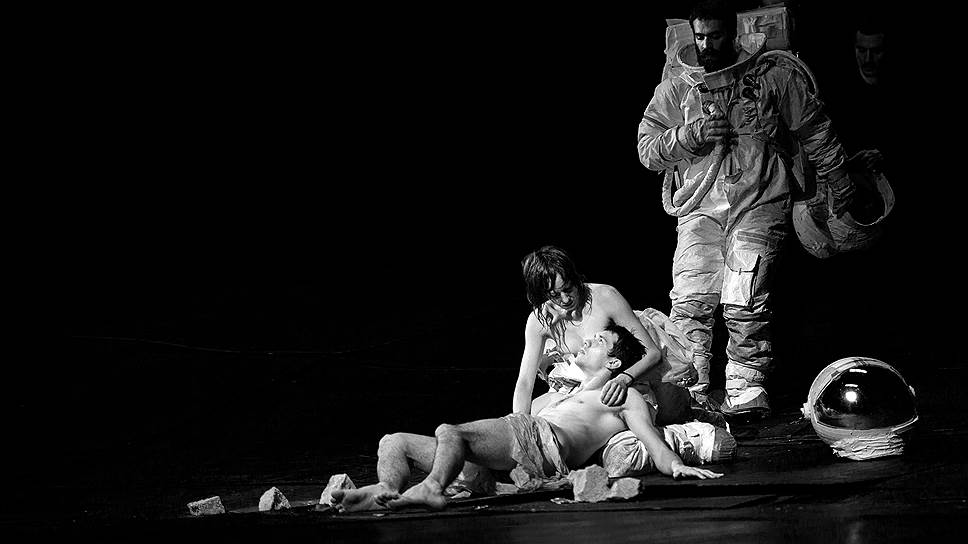 Голого атлета, распростертого на коленях полуобнаженной женщины-космонавта, трудно принять за лунатика