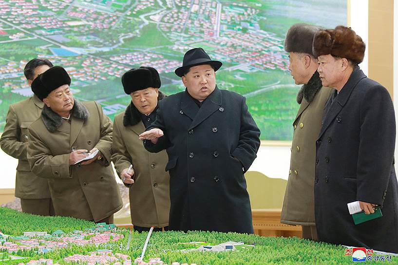 Лидер КНДР Ким Чен Ын (в центре)