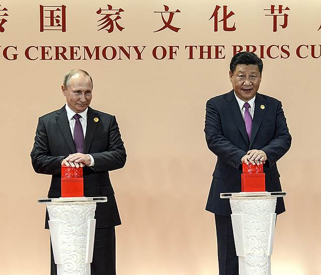 На внешнеполитической арене лидеры России и КНР Владимир Путин и Си Цзиньпин чаще всего действовали синхронно