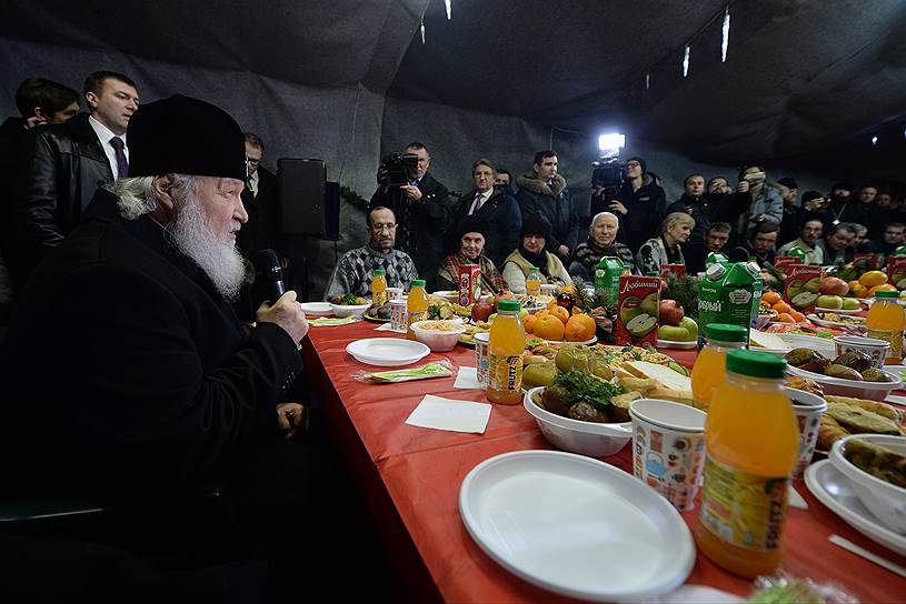 Патриарх Кирилл разделил трапезу с бездомными, призвав церковь развивать социальную работу