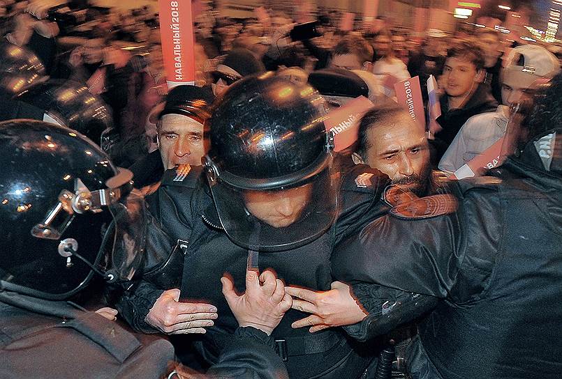 Поводом для обращения в КС стали задержания на Дворцовой площади 8 октября