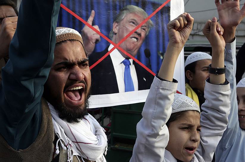 Решение США прекратить военную помощь Пакистану вызвало всплеск антиамериканских настроений в стране