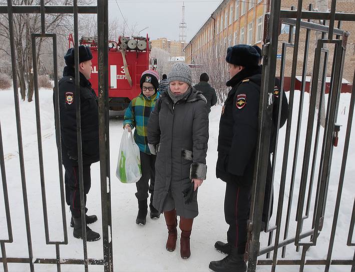 Покидать школу №127 в пермской Мотовилихе ученикам 15 января пришлось в сопровождении родителей и сотрудников полиции