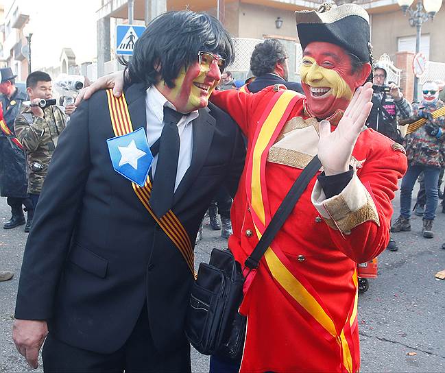 Экс-лидер Каталонии Карлес Пучдемон (слева: пародирующий его участник фестиваля в городе Иби) намерен убедить испанские власти в том, что имеет право дистанционно управлять регионом