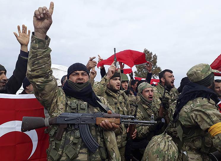 Турецкая операция на севере Сирии проводится главным образом силами бойцов оппозиционной Дамаску «Свободной сирийской армии» (на фото)