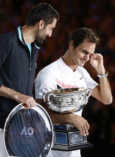 Обыграв в финале Australian Open Марина Чилича (слева), Роджер Федерер завоевал на турнирах Большого шлема свой 20-й титул и не смог сдержать слез