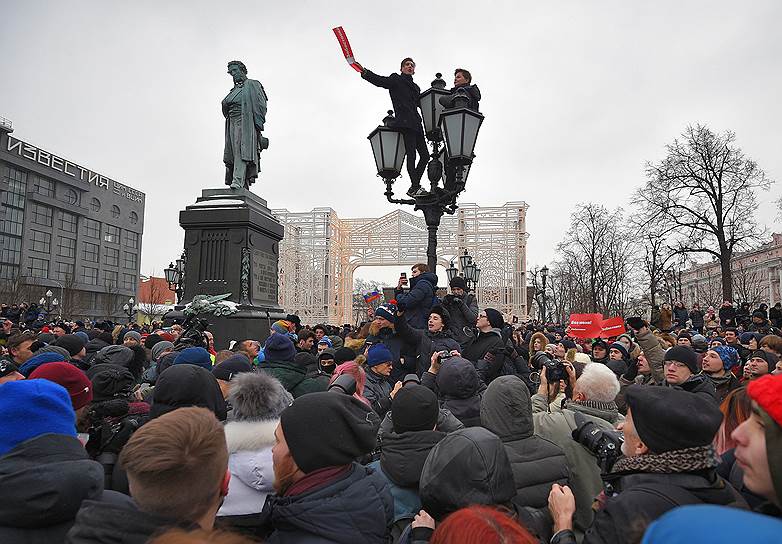 Появление в воскресенье нескольких сотен протестующих в центре Москвы полицейские объясняли туристам традициями Масленицы