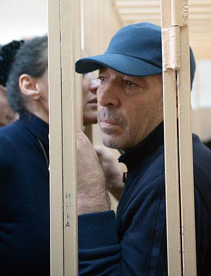 Бывший врио премьер-министра Дагестана Абдусамад Гамидов не согласился в суде с предъявленным ему обвинением, однако все равно был отправлен под арест