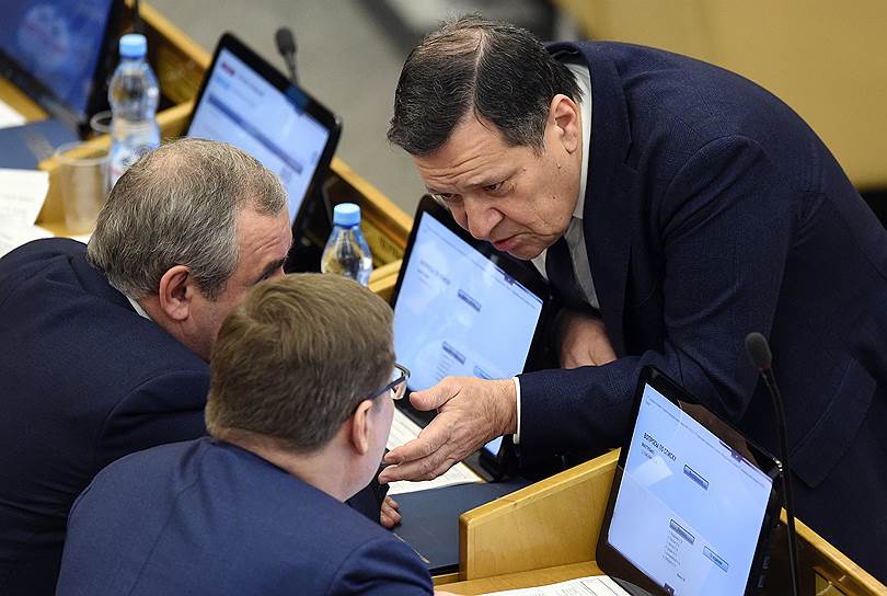 Глава бюджетного комитета Госдумы Андрей Макаров убедил коллег-депутатов в том, что надо дать бизнесу еще один шанс вернуть капиталы в Россию