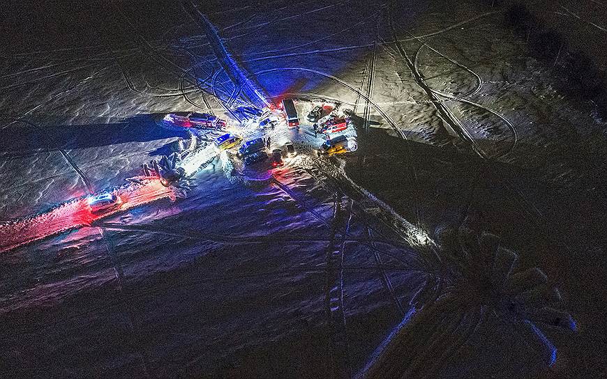 На месте крушения Ан-148 несколько сотен спасателей продолжали работать даже ночью