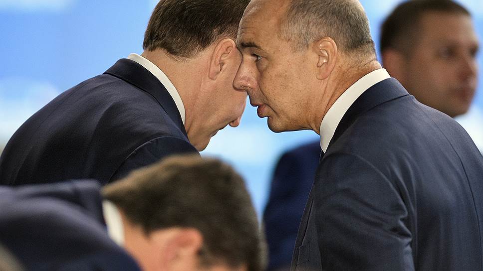 В правительстве (слева — первый вице-премьер Игорь Шувалов, справа — глава Минфина Антон Силуанов) надеются, что рост розницы восполнит бюджетные потери от tax free 