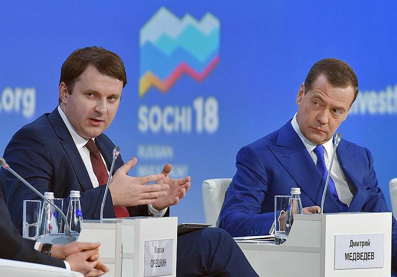 На форуме в Сочи глава правительства Дмитрий Медведев и министр экономического развития Максим Орешкин (слева) искали способы развития российской инфраструктуры