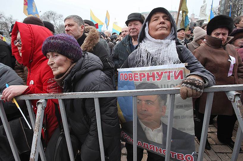 Отсутствие в Киеве Михаила Саакашвили (на плакате) не смутило его сторонников, вышедших на акцию протеста против президента Порошенко