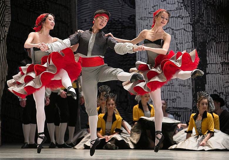 Фривольность, позаимствованная из «Мулен Руж», придает академичной хореографии Петипа парижскую игривость