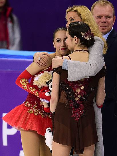 Воспитанницы Этери Тутберидзе (в центре) Алина Загитова (слева) и Евгения Медведева завоевали в Пхёнчхане золото и серебро в турнире одиночниц и серебро в командных соревнованиях