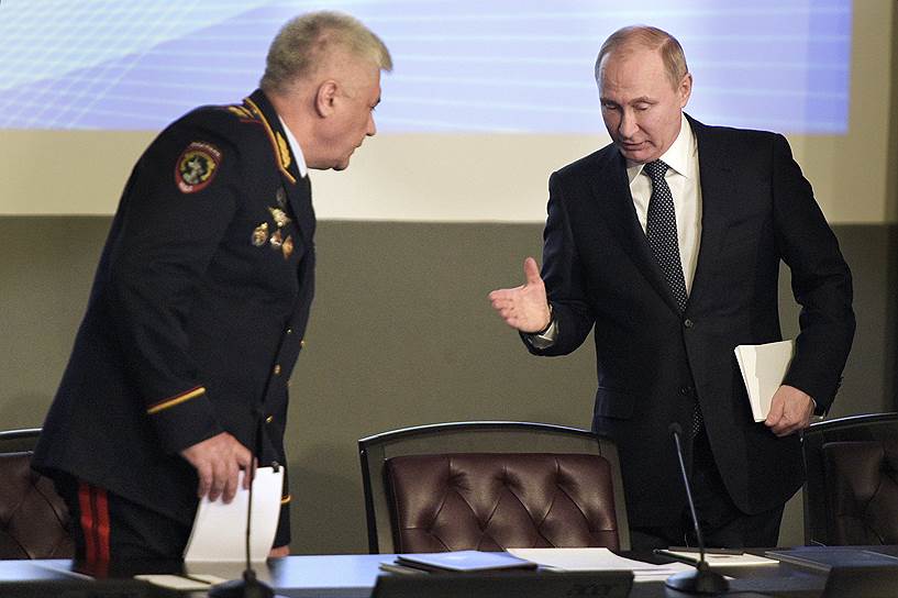Министр МВД России Владимир Колокольцев (слева) и президент России Владимир Путин