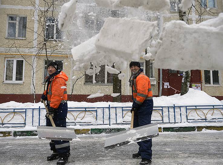 Начало календарной весны не принесло московским дворникам облегчения в борьбе со снегом