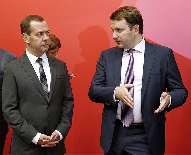 Глава Минэкономики Максим Орешкин (справа) убедил премьер-министра Дмитрия Медведева утвердить подготовленный его министерством план развития инфраструктурной ипотеки