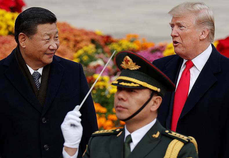 Президент США Дональд Трамп готов на ухудшение отношений с Китаем после введения новых ограничений в торговле с этой страной (слева — председатель КНР Си Цзиньпин)