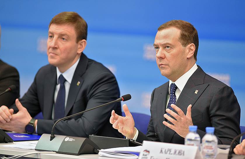Дмитрий Медведев и Андрей Турчак (слева) поработали над реализацией программы, с которой «Единая Россия» выступила на думских выборах