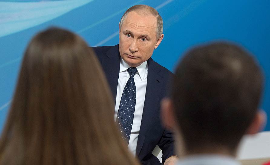 На встрече с лидерами России Владимир Путин выглядел, кажется, настороженным — в конце концов, лидер-то у России должен быть один. Но временами им все-таки удавалось заинтересовать его