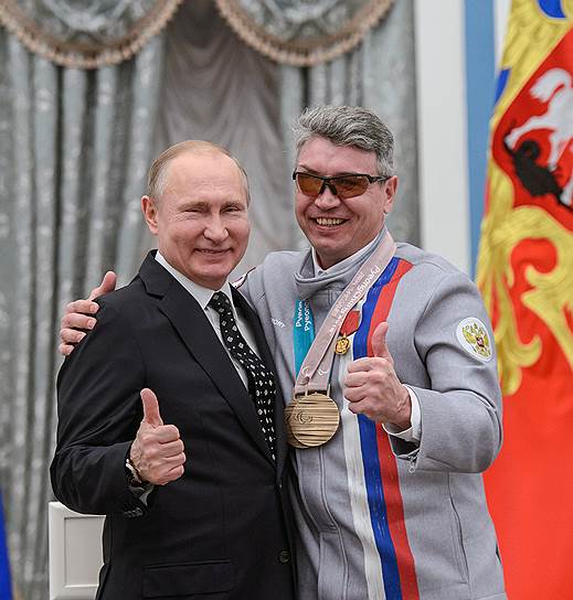 Президент Владимир Путин и горнолыжник Валерий Редкозубов нашли друг друга в большом Екатерининском зале