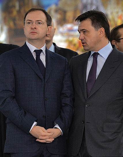 Андрей Воробьев (справа) предложил Владимиру Мединскому подумать над снижением социальной напряженности и административных барьеров в инвестиционной и строительной деятельности