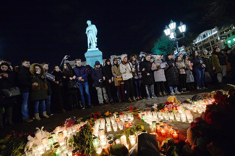 В Москве свечи зажигали и на Манежной, и на Пушкинской (на фото)
