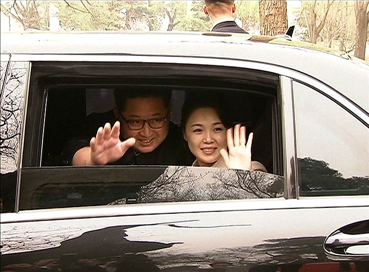 Глава КНДР Ким Чен Ын, взявший с собой в Пекин супругу Ли Соль Чжу, дал понять, что так же, как его отец и дед, дорожит корейско-китайской дружбой, как своей жизнью