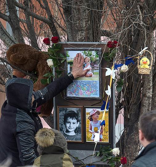 Дмитрий Алимов приколотил фотографию жены и дочки, которые погибли в «Зимней вишне», прямо к тополю, защитив ее от порывов ветра, и до сих пор это больше никому не пришло в голову